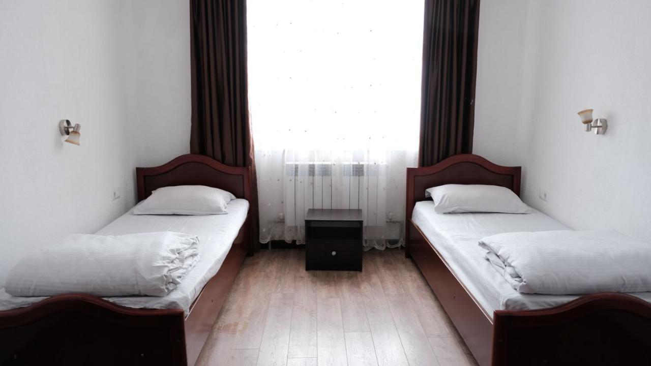 Apple Hostel Bishkek Bagian luar foto