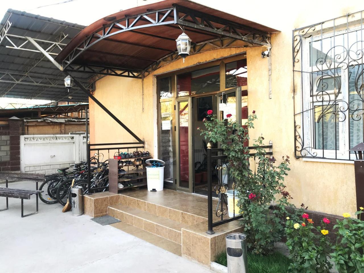 Apple Hostel Bishkek Bagian luar foto