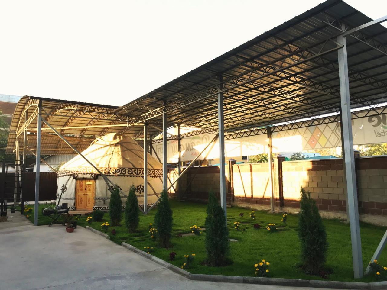 Apple Hostel Bishkek Bagian luar foto